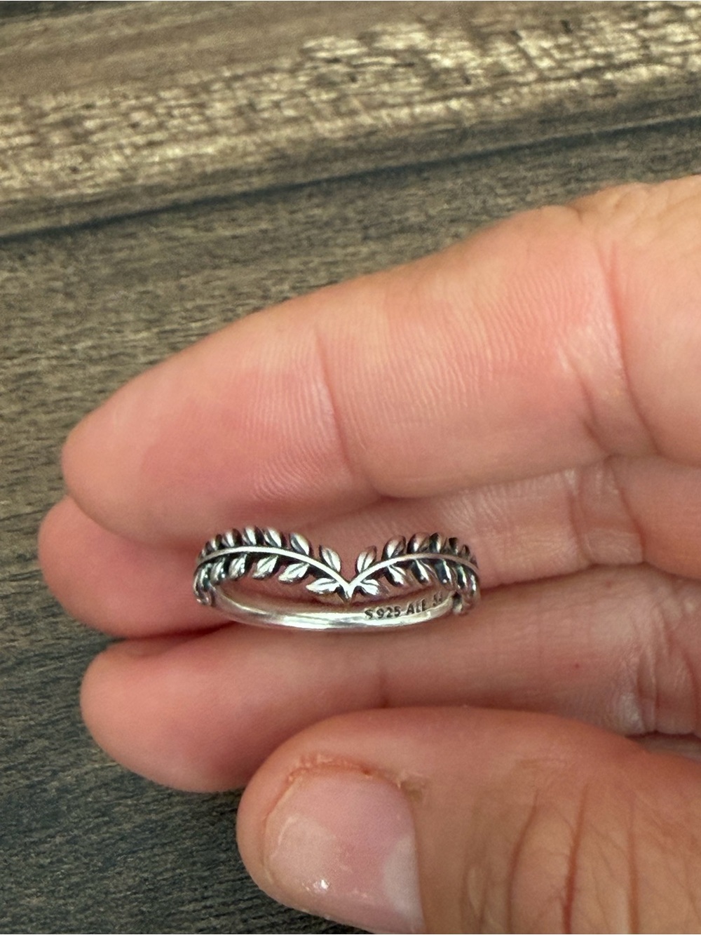 Pandora  V-Shape Leaf Band Ring - Silver - Picture 3 of 3